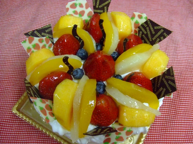 フルーツとチョコレートの飾りのデコレーションケーキ♪(*^_^*)