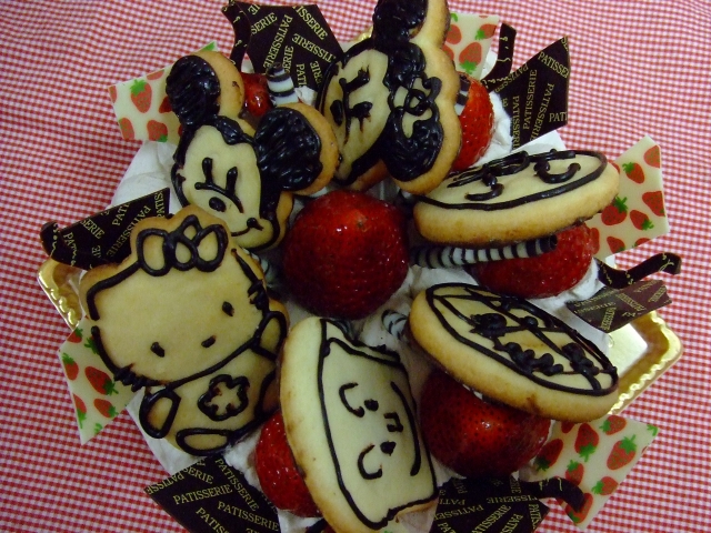 イチゴとキャラクタークッキー（アンパンマン&食パンマン&メロンパンナちゃん&ミッキー&ミニー&キテイ）とチョコレートの飾りのデコレーションケーキ♪(*^_^*)