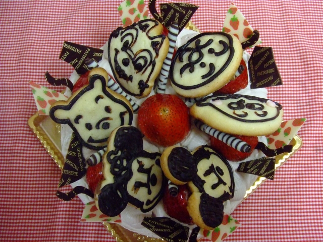 キャラクタークッキーといちごとチョコレートの飾りの５号デコレーションケーキ♪(*^_^*)