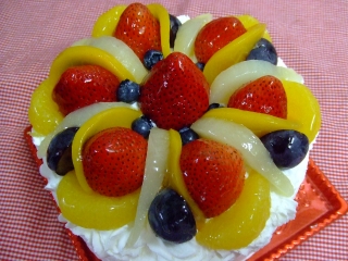 フルーツたっぷりのデコレーションケーキ