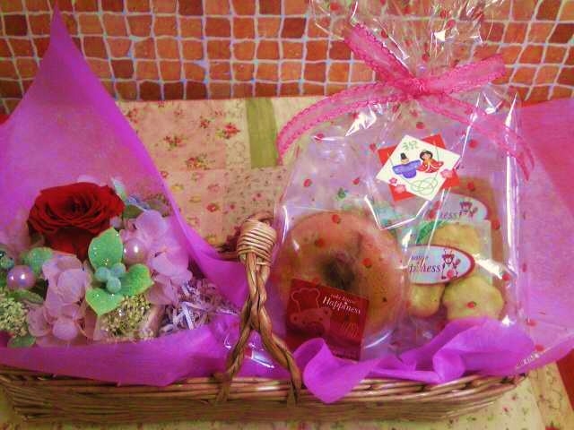 ブーケティエさんのプリザーブドフラワーと桜の焼き菓子のコラボギフト商品
