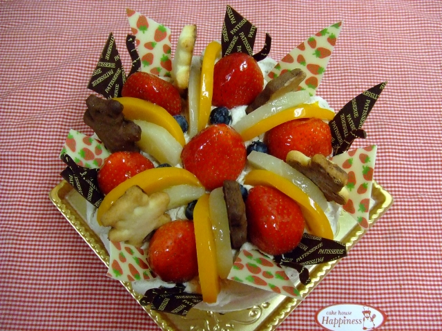 チョコレートの生クリームバージョンのデコレーションケーキ♪フルーツやくまクッキー&チョコレートの飾りをトッピング♪(*^_^*)
