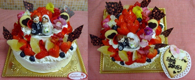 ご結婚のお祝にフルーツいっぱい&食用花&チョコレートの飾り&ハートのいちごのデコレーションケーキ♪(*^_^*)
