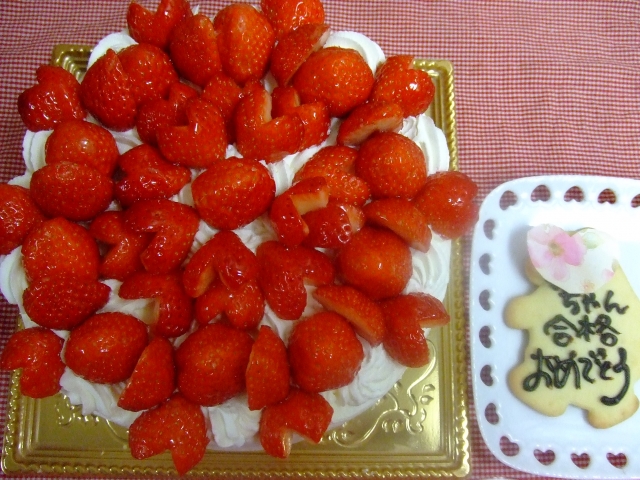合格のお祝いにイチゴたっぷりのデコレーションケーキ♪(*^_^*)