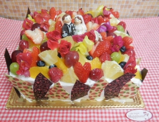 フルーツいっぱいのデコレーションケーキをご結婚のお祝いに♪(*^_^*)