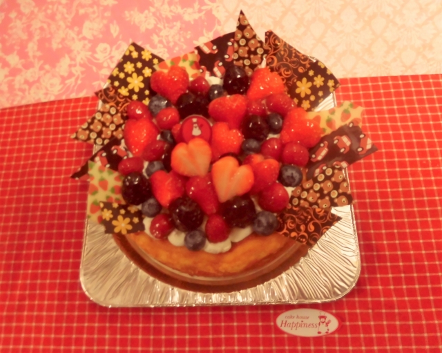 ベイクドチーズケーキにフルーツとチョコレートの飾りをトッピングのデコレーションケーキ♪