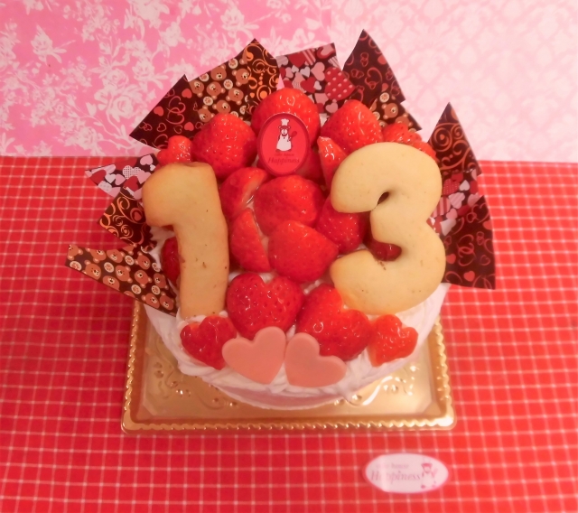 イチゴとチョコレートの飾りと数字クッキートッピングのデコレーションケーキ♪